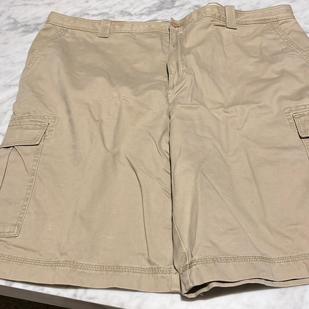 Izod Shorts Mens 42 Khaki Cargo Flat Front Pockets Zip Button Cotton Tan - G5
